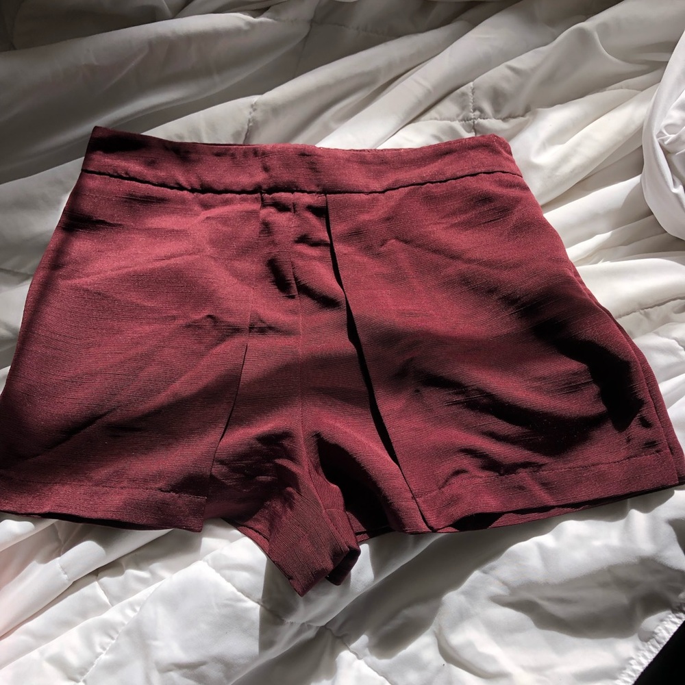 High waisted pleated garnet shorts